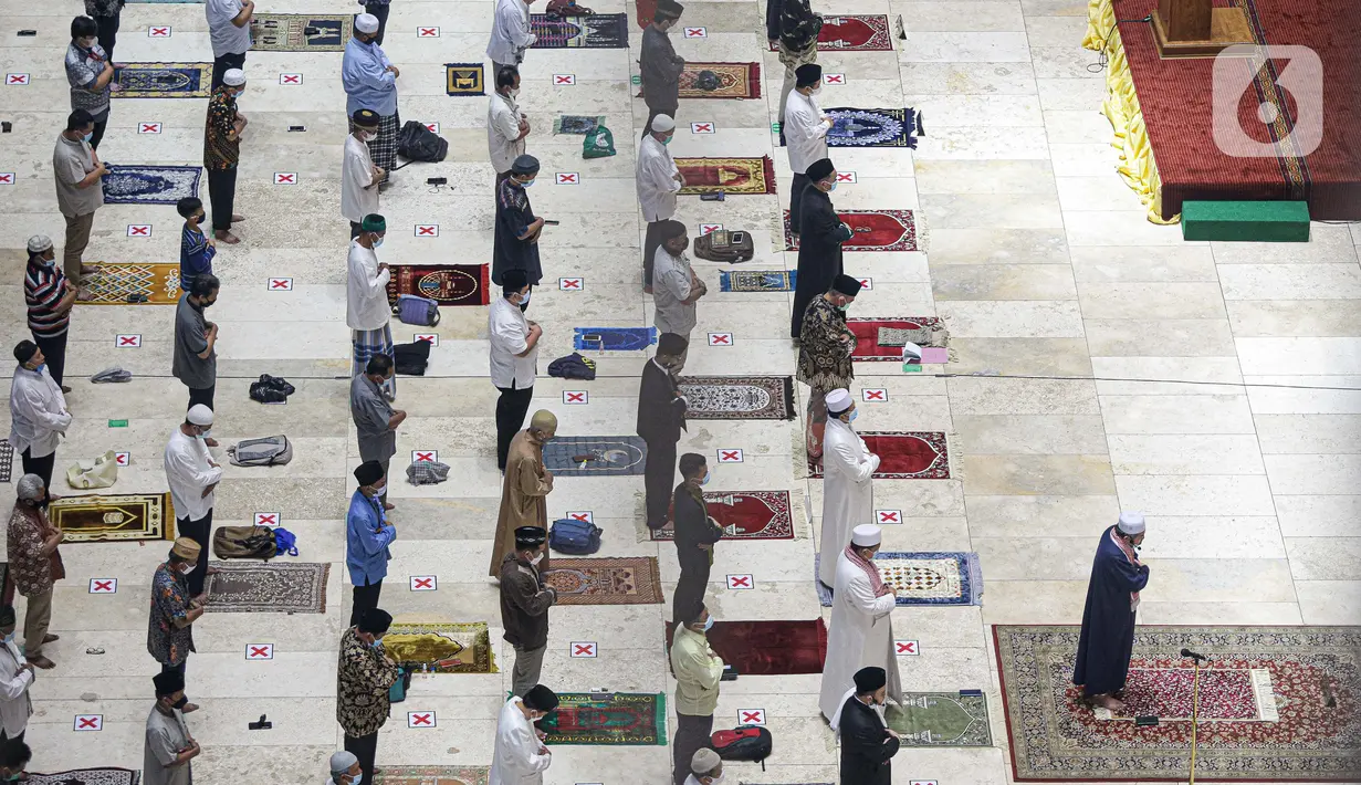 Umat muslim melaksanakan sholat Jumat terakhir pada Ramadhan 1442 H di Masjid Istiqlal, Jakarta, Jumat (7/5/2021). Berdasarkan hisab, lebaran Idul Fitri jatuh pada 13 Mei 2021 sementara pelaksanaan rukyatul hilal (melihat posisi bulan) akan dilakukan sehari sebelumnya. (Liputan6.com/Faizal Fanani)