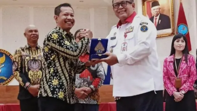 Kepala Dinas Komunikasi, Informatika, Statistik dan Persandian (Diskominfo) Kabupaten Probolinggo Yulius Christian bersama Wakil Kepala BSSN RI Komjen Pol Luki Hermawan (Istimewa)