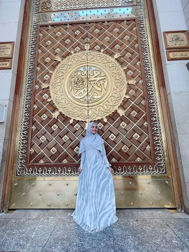 7 Momen Putri Isnari Jalani Umroh, Penampilan Bercadarnya Curi Perhatian