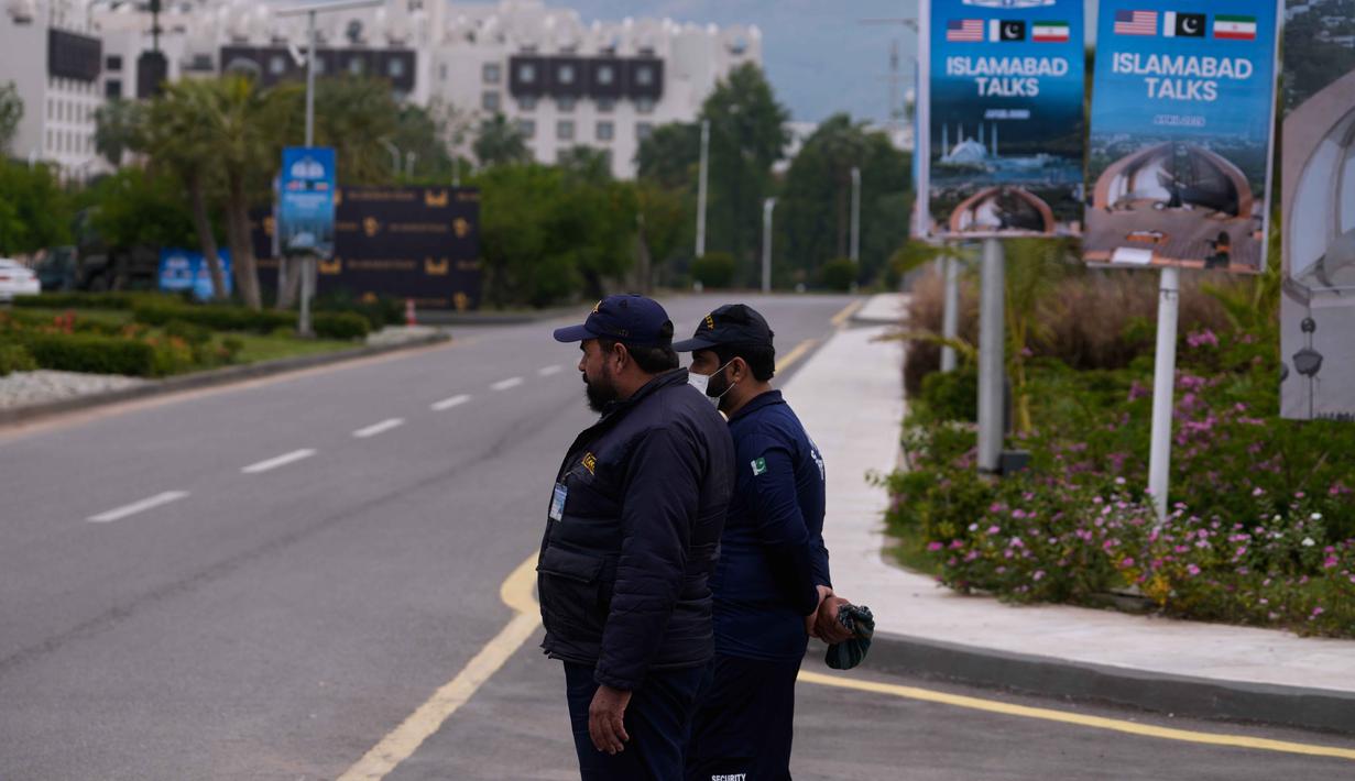 Sebagai mediator, delegasi dari Pakistan yang terdiri dari Perdana Menteri Shehbaz Sharif, Marsekal Lapangan Asim Munir, Menteri Luar Negeri ishaq Dar, dan Penasihat Keamanan Nasional Mohammed Asim Malik. Tampak dalam foto, personel keamanan berdiri di samping papan pengumuman terkait negosiasi Amerika Serikat dan Iran, di luar pusat fasilitasi media di Islamabad, Pakistan, Sabtu, 11 April 2026. (AP Photo/Anjum Naveed)