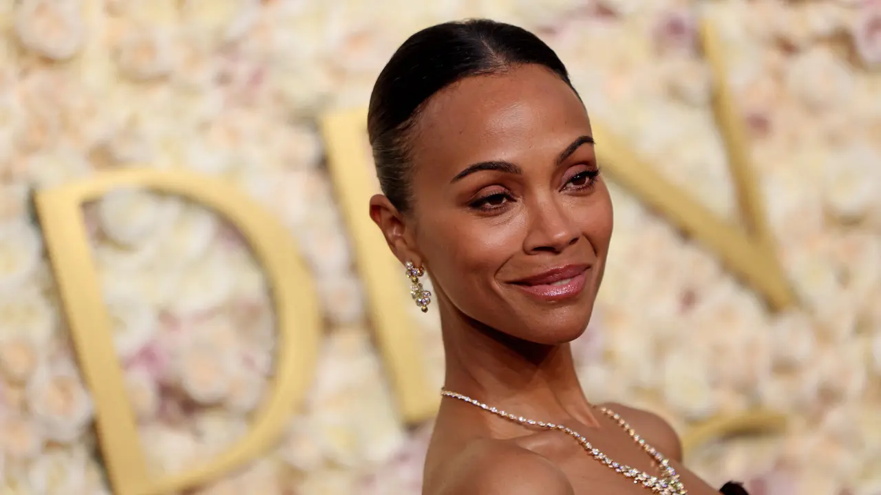 Zoe Saldana dalam Golden Globes 2025. (Etienne Laurent / AFP)