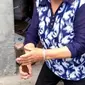 Seorang wanita tua yang tidak curiga dan beruntung di Tiongkok menggunakan granat tangan sebagai alat untuk memecahkan kacang dan memaku paku selama 20 tahun sebelum akhirnya menyadari bahwa granat tangan adalah senjata perang yang mematikan. (Sumber: Baidu)