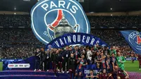 Para pemain PSG berpose dengan trofi setelah memenangkan pertandingan final Piala Prancis antara Paris Saint-Germain (PSG) dan Stade de Reims di Stade de France di Saint-Denis, utara Paris, pada 24 Mei 2025. (Franck FIFE/AFP)