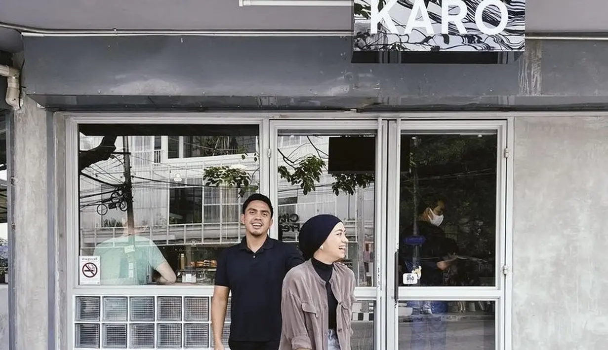Celana jeans warna terang dipadukan inner hitam high neck yang serasi dengan turban seperti dikenakan Ayudia. Kombinasikan dengan long outer warna gelap agar lebih bergaya. (@ayudiac)