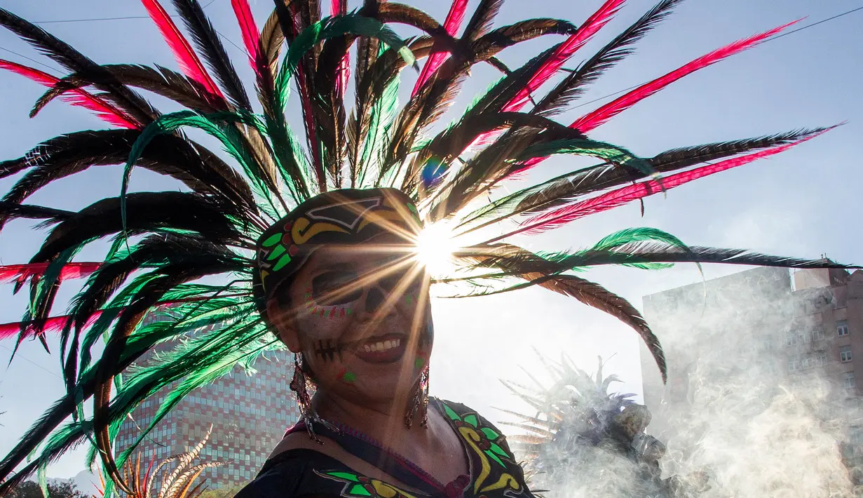 Seorang wanita menghadiri perayaan Hari Tengkorak menjelang hari kematian di Monterrey, Negara Bagian Nuevo Leon, Meksiko pada 27 Oktober 2024. (Julio Cesar AGUILAR/AFP)