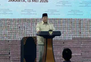 Presiden Prabowo Subianto saat menghadiri Penyerahan Denda Administratif dan Lahan Kawasan Hutan di Kejaksaan Agung (Kejagung) Jakarta Selatan, Rabu (13/5/2026). (Liputan6.com/Lizsa Egeham)