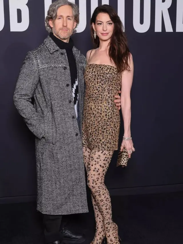 Anne Hathaway Tampil Glamor Pakai Dress Macan Tutul di Paris Fashion Week