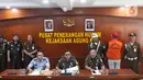 Sekretaris Jaksa Agung Muda Intelijen (Sesjam Intel), Sunarta (tengah) saat rilis penangkapan buronan koruptor Rp 24 miliar yang telah divonis 5 tahun penjara, Atto Sakmiwata Sampetoding di Gedung Kejaksaan Agung, Jakarta, Kamis (21/11/2019). (Liputan6.com/Helmi Fithriansyah)