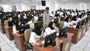 Kepala Badan Kepegawaian Negara (BKN) Bima Haria Wibisana (tengah) meninjau pelaksanaan Seleksi Kompetensi Dasar (SKD) berbasis Computer Assisted Test (CAT) untuk Calon Pegawai Negeri Sipil (CPNS) di Kantor BKN Pusat, Jakarta, Senin (27/1/2020). (merdeka.com/Iqbal S. Nugroho)