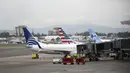 Bandara internasional La Aurora tutup akibat abu vulkanik dari letusan gunung berapi Fuego di Guatemala City, Minggu (3/6). Bandara La Aurora ditutup sementara akibat Gunung Fuego mengeluarkan asap dan abu hitam ke langit. (AFP/JOHAN ORDONEZ)