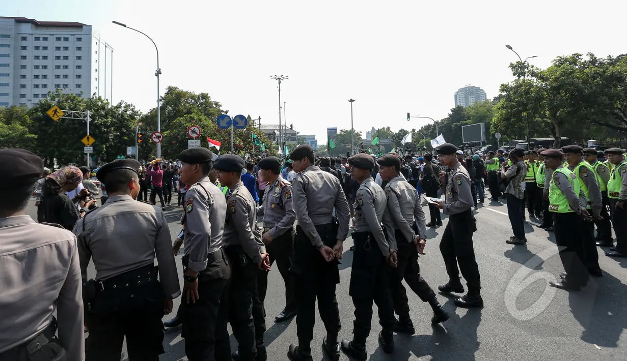 Sejumlah personel kepolisian terlihat mengamankan aksi unjuk rasa di depan Istana Merdeka, Jakarta, Rabu (20/5/2015). Massa berunjuk rasa menuntut kesejahteraan rakyat sekaligus memperingati Hari Kebangkitan Nasional. (Liputan6.com/Faizal Fanani) 