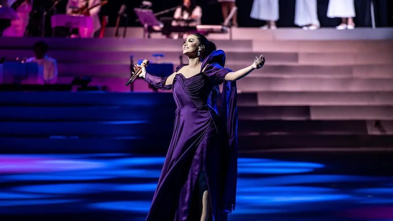 8 Gaya Kompak Kris Dayanti, Aurel Hermansyah, Amora, dan Ameena Manggung Bareng di Konser Semesta