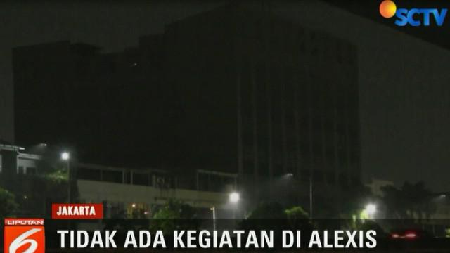 Lampu di hampir seluruh lantai gedung dalam keadaan padam. Hanya beberapa lampu yang terlihat menyala di lantai dasar.