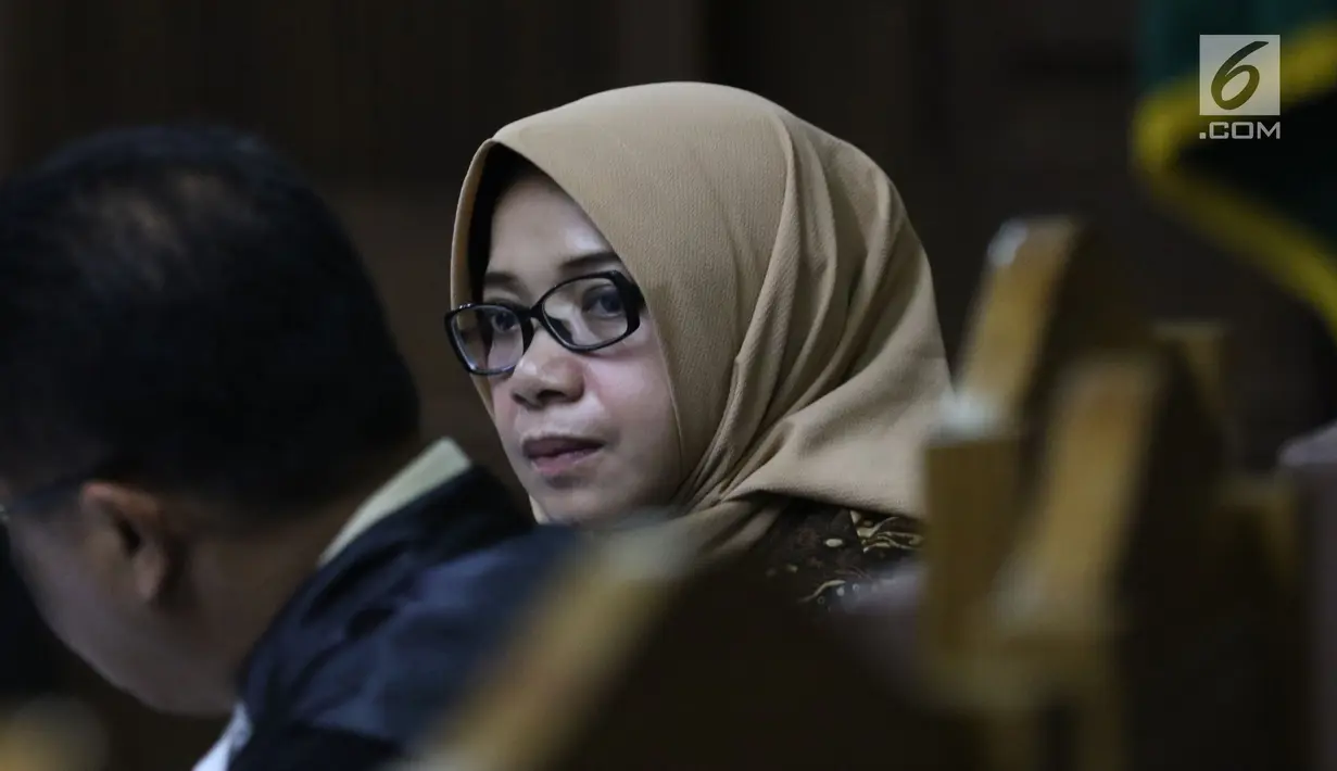 Terdakwa dugaan suap kesepakatan kontrak kerja sama PLTU Riau-1, Eni Maulani Saragih saat menyimak keterangan saksi pada sidang lanjutan di Pengadilan Tipikor, Jakarta, Selasa (11/12). Sidang mendengar keterangan saksi. (Liputan6.com/Helmi Fithriansyah)