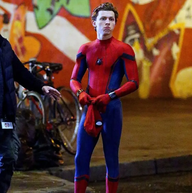Tom Holland saat syuting film Spider-Man Homecoming. (foto: Daily Mail)