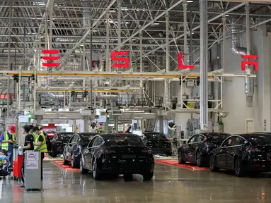 Para karyawan bekerja di Gigafactory Tesla, Shanghai, China, 20 November 2020. Perusahaan mobil listrik Amerika Serikat (AS), Tesla, pada 2019 lalu membangun Gigafactory pertamanya di luar AS di kawasan baru Lingang. (Xinhua/Ding Ting)