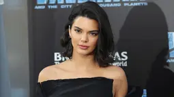 Kendall Jenner berpose saat menghadiri premiere film "Valerian and The City of Thousand Planets" di TCL Chinese Theater, Hollywood, California (17/7). (Neilson Barnard/Getty Images/AFP)