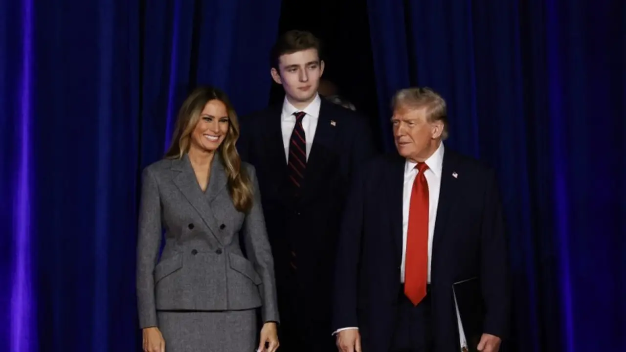 Lebih Tinggi Orangtua dan Keempat Kakaknya, Kemunculan Barron Trump, di Pidato Klaim Kemenangan Donald Trump Bikin Salah Fokus .  foto:    JIM WATSON / AFP