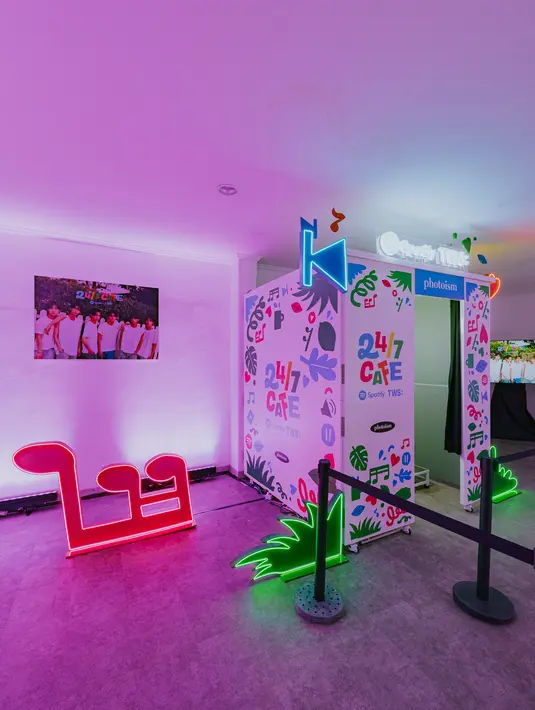 Spotify rayakan peluncuran mini album TWS "SUMMER BEAT" dengan menghadirkan 24/7 Cafe di Blok M. [Foto: Spotify]