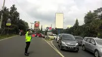 Pemberlakuan jalur searah atau Oneway di jalur Puncak Bogor (Liputan6.com/Achmad Sudarno)