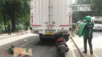 Penumpang ojol tewas terlindas truk di Jalan Daan Mogot, Tangerang, Senin (13/1/2020). (Pramita Tristiawati/Liputan6.com)