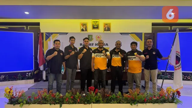 IBCA-MMA Kota Sukabumi, saat menyerahkan bendera IBCA-MMA kepada Ketua Koni Kota Sukabumi (Liputan6.com/Istimewa).