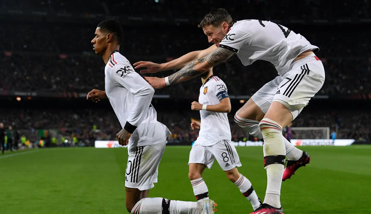 Selebrasi pemain Manchester United setelah Marcus Rashford mencetak gol ke gawang Barcelona dalam pertandingan leg pertama play-off babak gugur Liga Europa 2022/2023 yang berlangsung di Camp Nou, Jumat (17/2/2023). (AFP/Josep Lago)