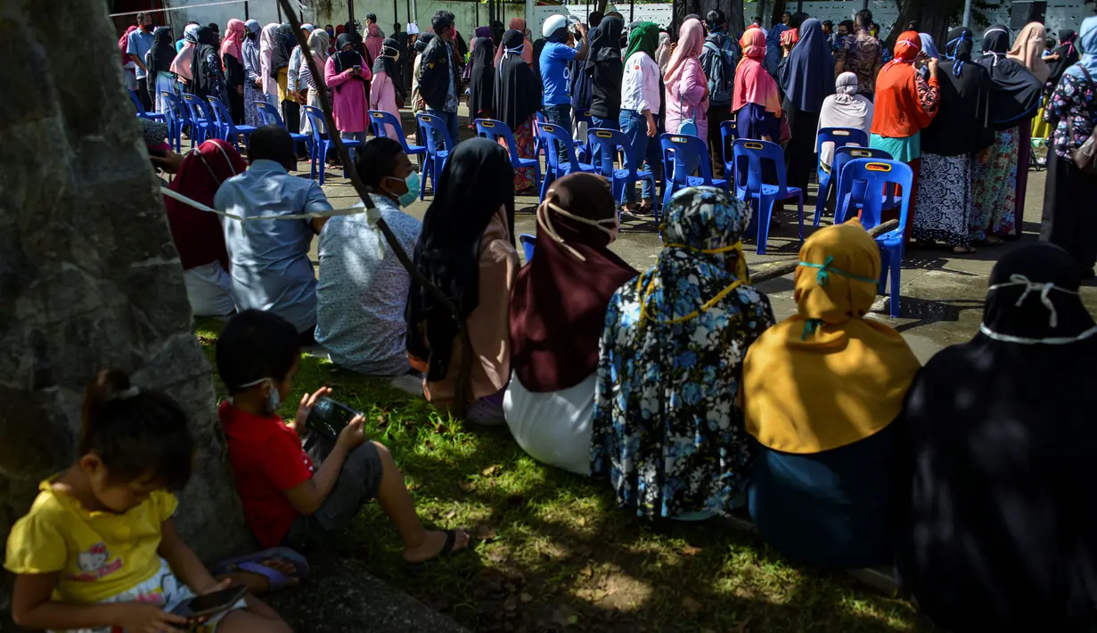 Antrean warga saat hendak membeli sembako murah di Banda Aceh, Aceh, Kamis (14/5/2020). Di tengah pandemi virus corona COVID-19, hadirnya penjualan sembako murah sangat membantu sebagian warga untuk memenuhi kebutuhan hidup. (CHAIDEER MAHYUDDIN/AFP)