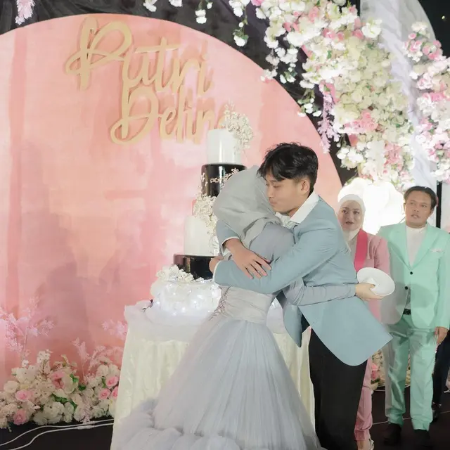 Putri Delina terlihat cantik di perayaan ulang tahun yang ke-21 tahun