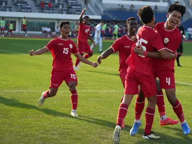 Timnas Indonesia U-19 sukses memetik tiga poin penuh usai mempermalukan Argentina U-19 dengan kemenangan 2-1 pada laga pertama di ajang Seoul Earth on Us Cup 2024 di Stadion Mokdong, Seoul, Korea Selatan, Rabu (28/8/2024). Sempat tertinggal lewat gol Mirko Juarez (15'), skuad besutan Indra Sjafri sukses melakukan comeback dengan mencetak dua gol di babak kedua melalui sundulan Kadek Arel (75') dan eksekusi penalti Maouri Ananda pada menit ke-79. Tim Garuda Nusantara akan melakoni laga keduanya menghadapi Thailand U-19 pada Jumat (30/8/2024). (Dok. PSSI)