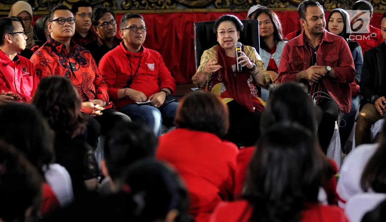 Ketum PDIP, Megawati Soekarnoputri saat berdialog dengan elemen muda di DPP PDIP, Jakarta, Senin (7/1). Acara tersebut dalam rangka memperingati HUT ke-46 PDI Perjuangan. (Liputan6.com/Johan Tallo)