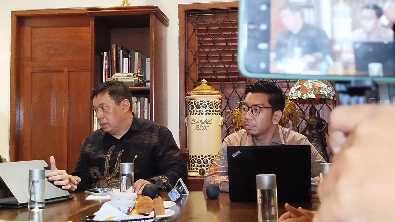 Kuasa Hukum Bukalapak Eries Jonifianto (kiri) dan Anggota Komite Eksekutif BUKA, Kurnia Ramadhana (Liputan6.com/Ady Anugrahadi)