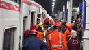 Tim pencari dan penyelamat mencari korban kecelakaan Kereta Api Jarak Jauh (KAJJ) dengan Kereta rel Listrik (KRL) Commuter Line di Stasiun Bekasi Timur, Jawa Barat, Senin, 27 April 2026 malam. (AP Photo/Achmad Ibrahim)