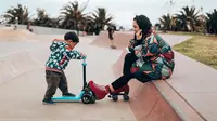 Andien Aisyah memakai sepatu roda untuk menjaga anaknya saat bermain scooter (Dok.Instagram/@andienaisyah/https://www.instagram.com/p/B6LTTsUnS7Q/Komarudin)