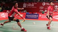 Pebulutangkis ganda campuran Indonesia, Tontowi Ahmad/Liliyana Natsir, saat bertanding melawan pebulutangkis Rusia, Rodion Kargaev/Ekaterina Bolotova dalam Kejuaraan Dunia Bulutangkis 2015 di Istora Gelora Bung Karno, Senayan, Jakarta. Selasa (11/8/2015).