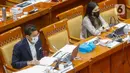 Menparekraf Sandiaga Salahuddin Uno (kiri) dan Wakil Menteri Angela Tanoesoedibjo saat rapat kerja dengan Komisi X DPR membahas dampak pemotongan anggaran APBN TA 2021 serta isu-isu strategis parekraf di Kompleks Parlemen, Senayan, Jakarta, Kamis (25/3/2021). (Liputan6.com/Angga Yuniar)