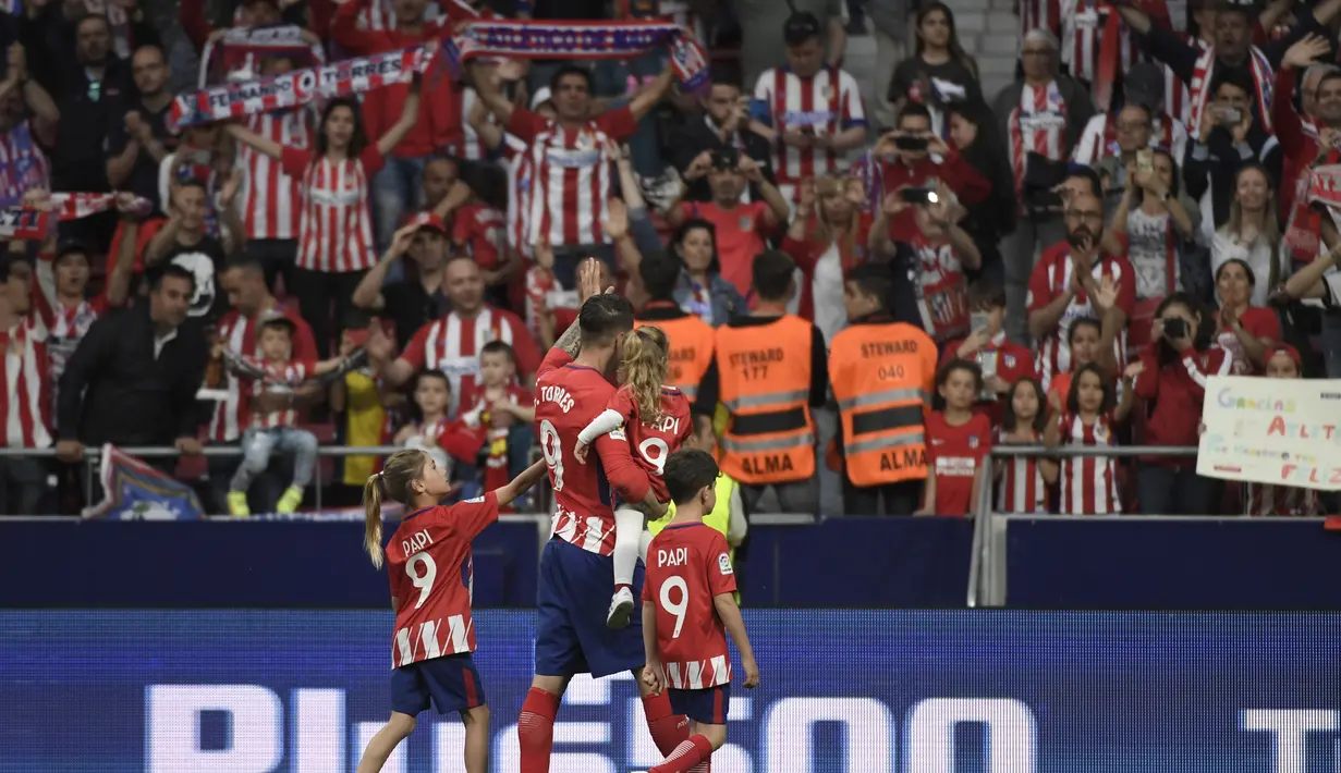 Striker Atletico Madrid, Fernando Torres, menyapa suporter usai melawan Eibar pada laga La Liga Spanyol di Stadion Wanda Metropolitano, Madrid, Minggu (20/3/2018). Laga ini merupakan yang terakhir bagi Torres bersama Atletico. (AFP/Gabriel Bouys)
