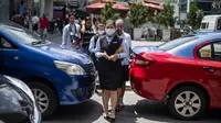 Pejalan kaki mengenakan masker di tengah kekhawatiran akan penyebaran virus corona COVID-19, di Kuala Lumpur, Malaysia, Kamis, (13/2/2020). Di Malaysia, ada 18 kasus virus Covid-19, sebanyak 12 kasus terjadi pada warga negara China, sedang enam lainnya warga lokal. (AFP/Mohd Rasfan)