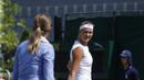 Kristina Mladenovic melakukan protes kepada wasit saat melawan Alison Riske pada hari keempat tunggal putri di Wimbledon Tennis Championships 2017, London , (6/7/2017). (AP/Alastair Grant)