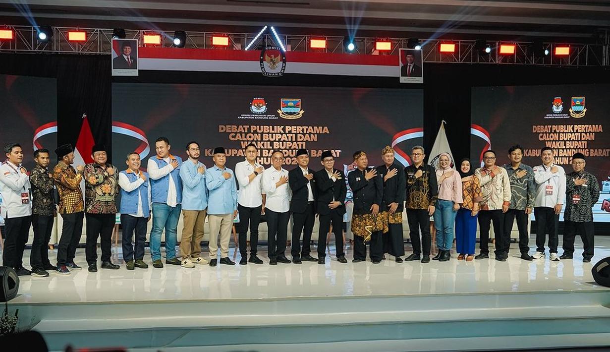 Debat perdana Pilkada KBB yang digelar oleh Komisi Pemilihan Umum (KPU) ini diharapkan dapat membuka visi-misi paslon sehingga masyarakat mampu memilih pemimpin yang tepat untuk Bandung Barat. Acara tersebut berjalan lancar dan kondusif dengan penampilan lima pasangan cabup dan cawabup. (Liputan6.com/IG/@ritchieismail)