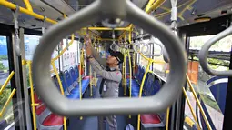 Petugas melakukan pengecekan pada bus Transjakarta baru saat peluncuran di Jakarta, Senin (18/4). Transjakarta resmi meluncurkan 600 unit bus single dan 51 bus gandeng baru yang akan menyebar di 17 rute. (Liputan6.com/Immanuel Antonius)