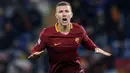 Striker AS Roma, Edin Dzeko, merayakan gol yang dicetaknya ke gawang Cagliari pada laga Serie A di Stadion Olimpico, Roma, Minggu (22/1/2017). Dzeko menjadi top scorer Serie A dengan 29 gol. (EPA/Angelo Carconi)