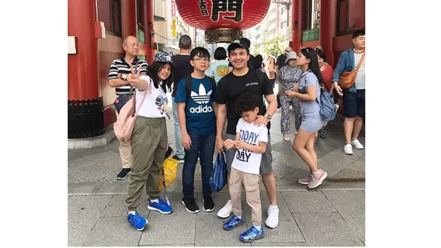Begini potret seru Sahrul Gunawan dan tiga anaknya saat menghabiskan waktu di Asakusa Kaminari Okoshi.