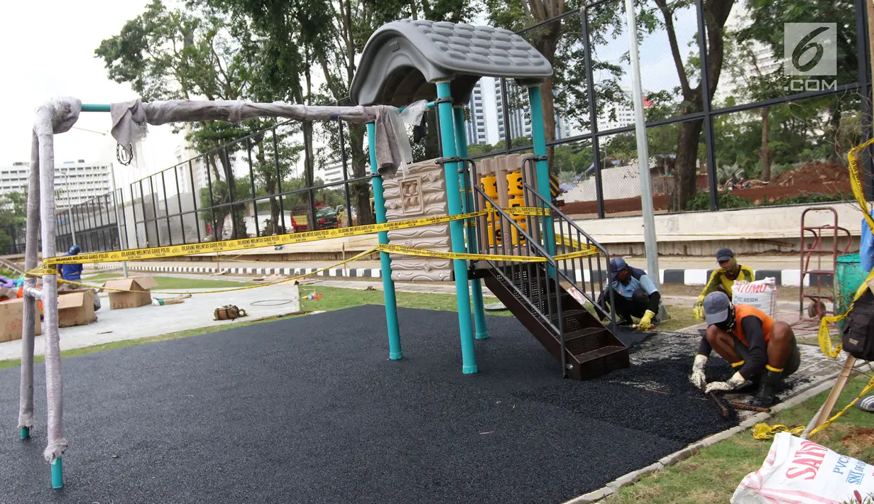 Pekerja melakukan pengaspalan di lapangan bermain anak Taman Lapangan Banteng, Jakarta Pusat, Rabu (7/3). Revitalisasi Taman Lapangan Banteng dibagi dua zona, Monumen Pembebasan Irian Barat dan Olahraga. (Liputan6.com/Arya Manggala)