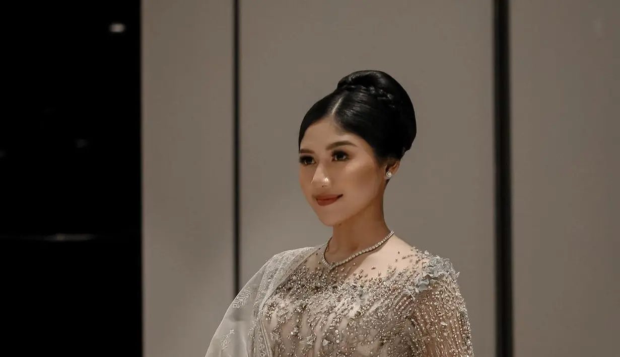 Padu padan Erina Gudono mengenakan kebaya dan kain batik. Penampilan super anggun Erina mengenakan kebaya bernuansa abu-abu silver penuh payet dengan kain batik cokelat gelap sebagai rok. [Foto: Instagram/erinagudono]