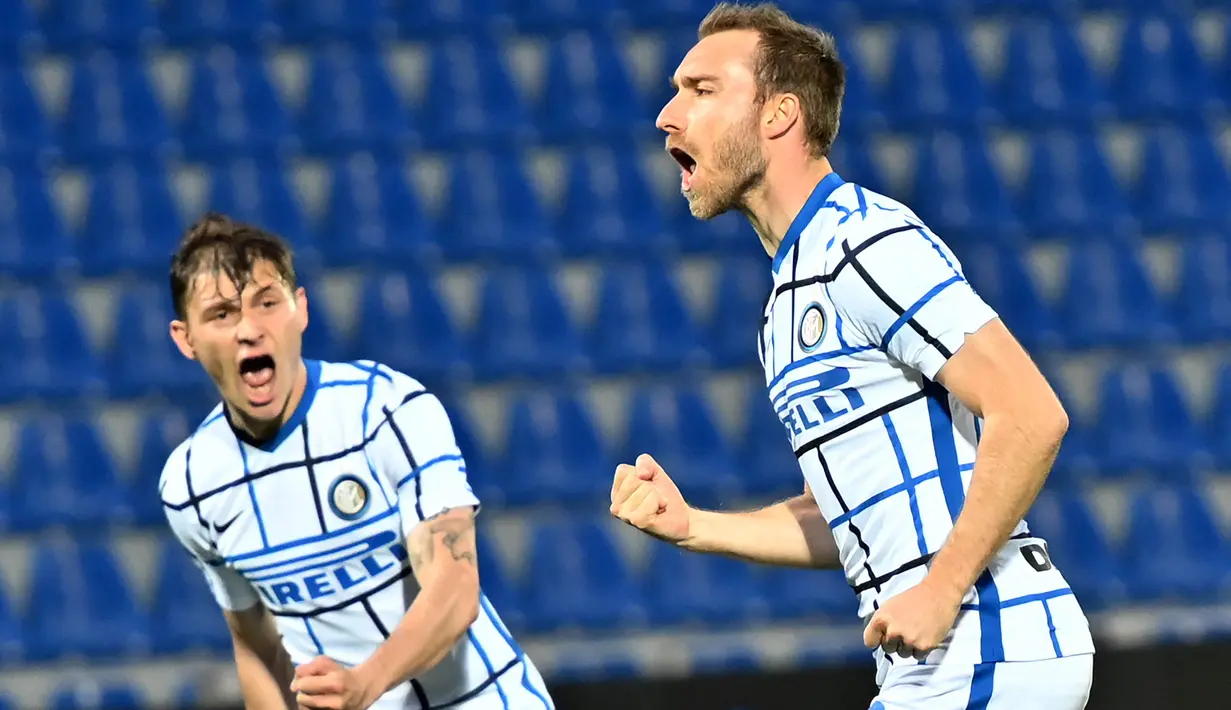 Masuk paruh kedua, Inter masih mengendalikan jalannya pertandingan. Gol yang dinanti Il Biscione akhirnya tercipta pada menit ke-69. Bola hasil tembakan keras Christian Eriksen dari luar kotak penalti menghujam deras gawang Crotone. (Foto: AFP/Giovanni Isolino)
