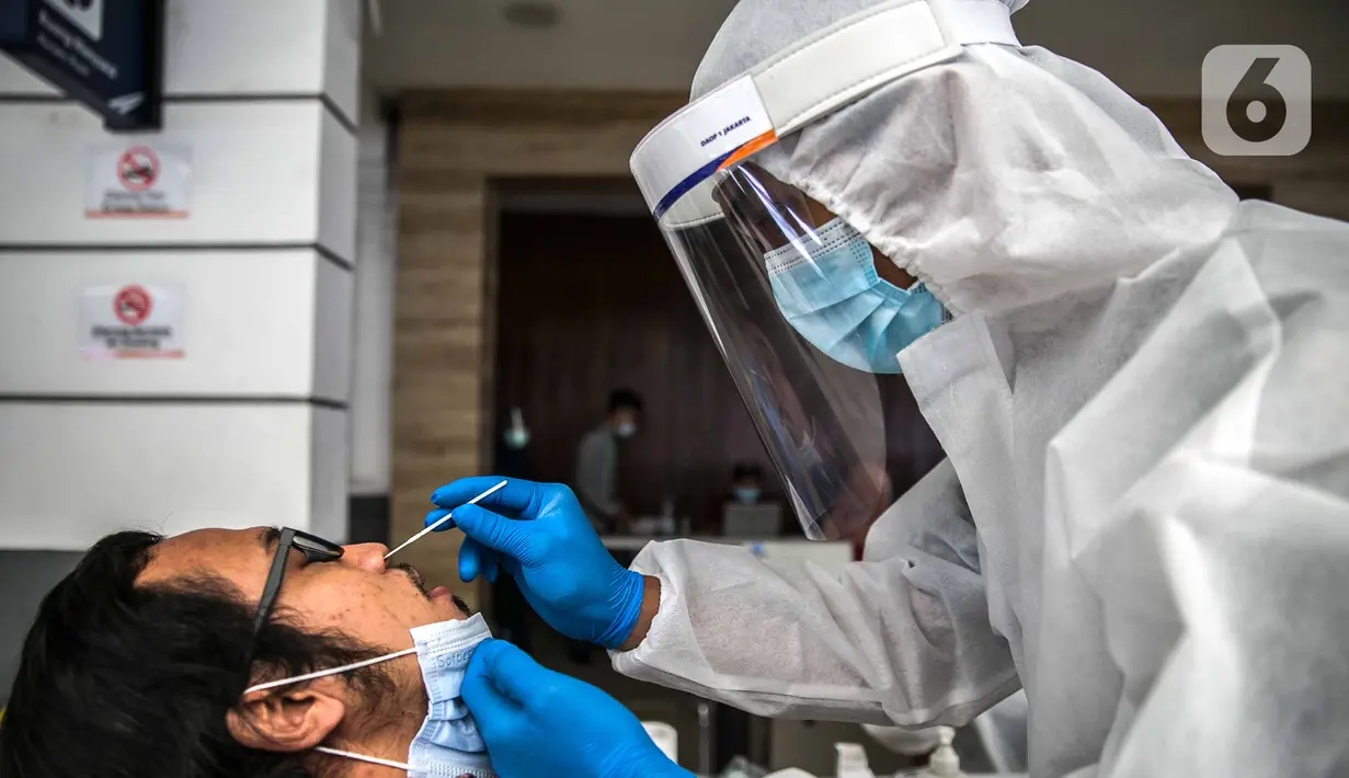 Calon penumpang menjalani swab antigen di Stasiun Senen, Jakarta, Senin (21/12/2020). Aturan tersebut mengacu ke Surat Edaran Kementerian Perhubungan Nomor 14 Tanggal 8 Juni 2020 dan Surat Edaran Gugus Tugas Covid-19 Tanggal 26 Juni 2020. (Liputan6.com/Faizal Fanani)