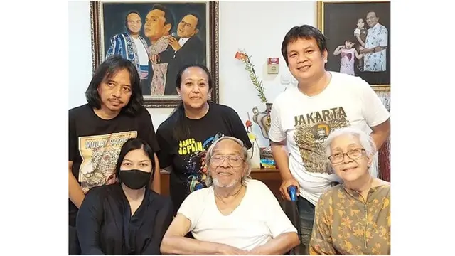 Alami Stroke Ringan, Ini 6 Artis yang Jenguk Penyanyi Legendaris Bob Tutupoly