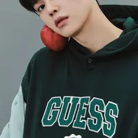 Penampilan Song Kang mampu menghipnotis penggemarnya. Pemilik rambut comma hair ini juga sempat menghebohkan Indonesia karena harga tiket fanmeetnya yang fantastis, mulai Rp 1,8 Juta. (Instagram/@songkang_b)