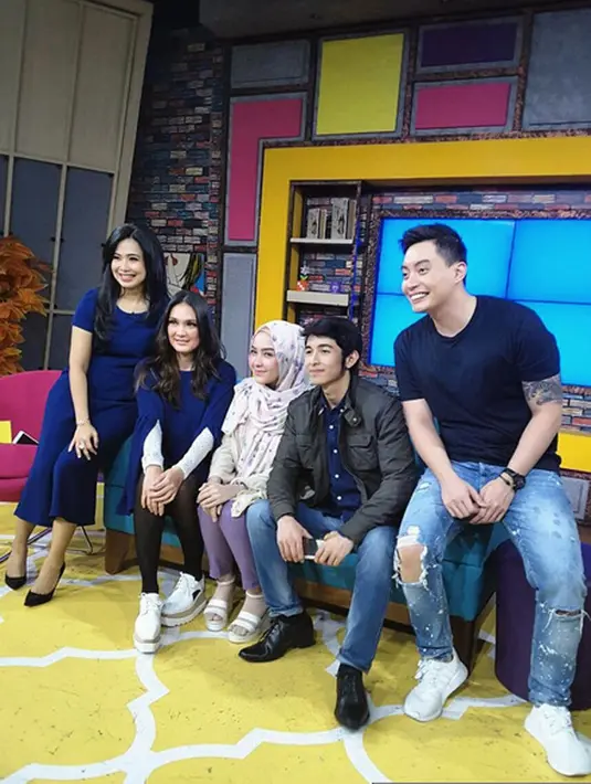 Kini, Aditya Surya Pratama didapuk menjadi pembawa acara membawakan Dr Oz Indonesia. Kehadirannya membawakan acara sebagai pengganti dr Ryan Thamrin juga mendapat banyak pujian dari warganet. (Instagram/adityaspratama)